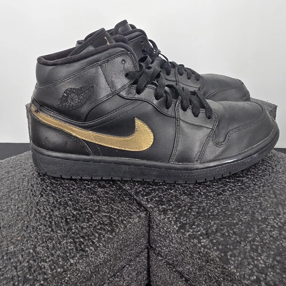 Nike Air Jordan 1 Mid Triple Black Gold 554724-010 Men's Size 12 Shoe 2013 Retro